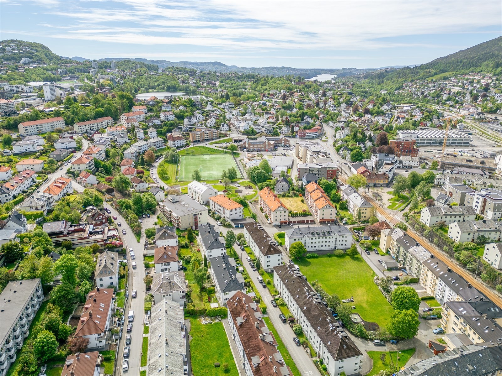 Flere busslinjer (10, 49, 82 og 83) stopper like i nærheten, og tar deg raskt til Haukeland Universitetssykehus, sentrum, NHH og Åsane Senter. I tillegg er det få minutters gange til nærmeste bybanestopp. Galleribilde