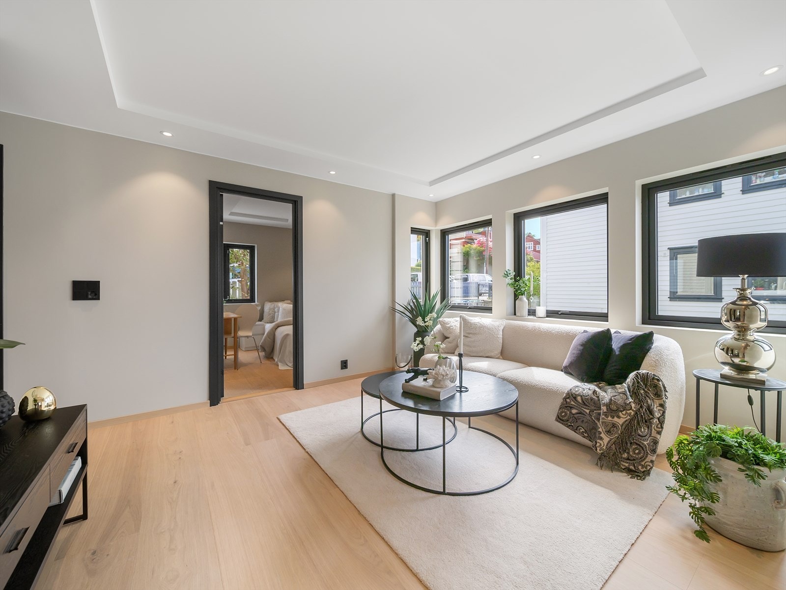 Den åpne løsningen mellom stue og kjøkken er optimal for en bolig som dette. Rommet er på ca. 38 kvm med god plass til spisebord og sofagruppe. Galleribilde