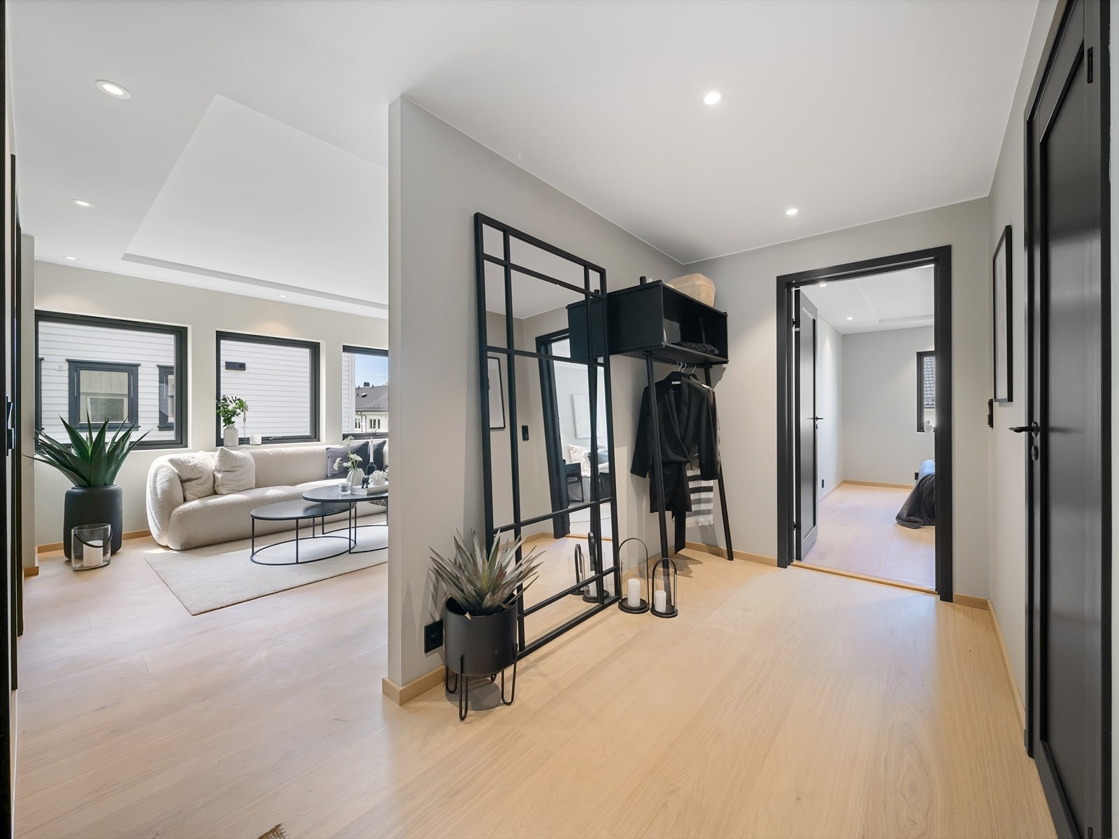 Det første man møter er en lys og innbydende entré/gang med mulighet til å henge fra seg yttertøy og sko. Det er elektriske varmekabler med termostat i entre/gang, stue/kjøkken og bad/vaskerom. Galleribilde