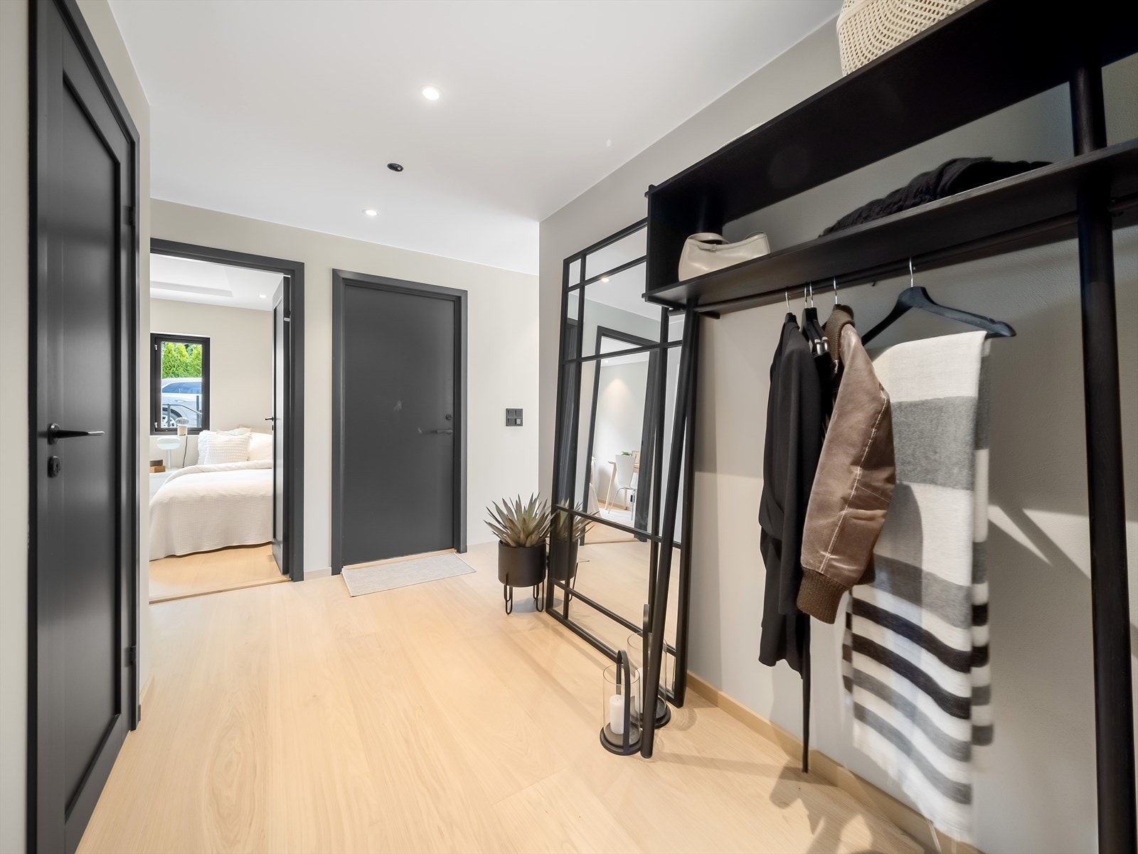 Bygget består av totalt tre boenheter. Den aktuelle leiligheten ligger i 1.etasje. Velkommen inn! Galleribilde
