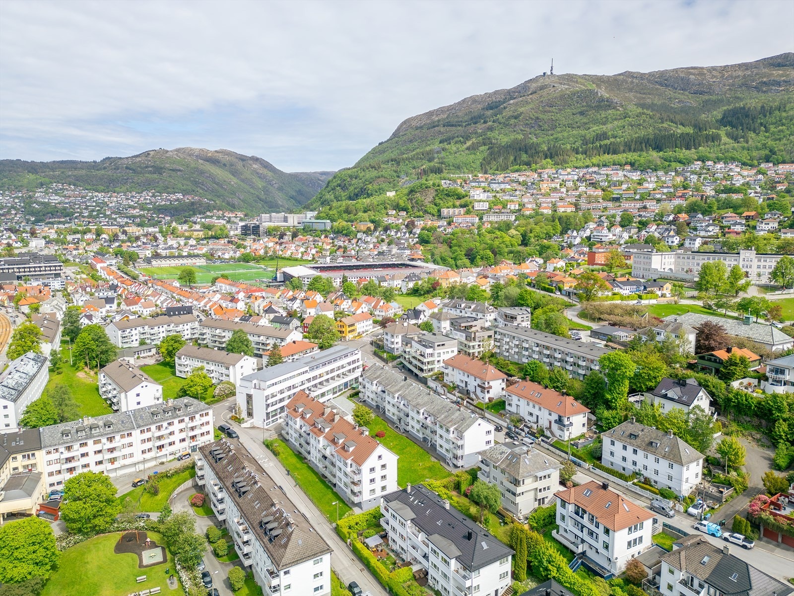 Fra eiendommen er det kort vei til Haukeland Sykehus, Brann Stadion og Høgskulen på Vestlandet (HVL). I tillegg er det flotte turmuligheter i nærheten. Galleribilde