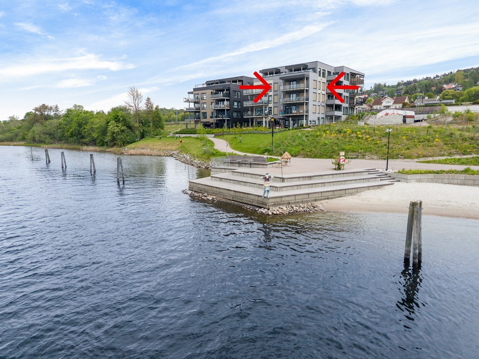 Boligen ligger nydelig til i 3. etasje i ytterste rekke mot Porsgrunnselva på Osebakken tilknyttet Osebakken Park I borettslag. Galleribilde