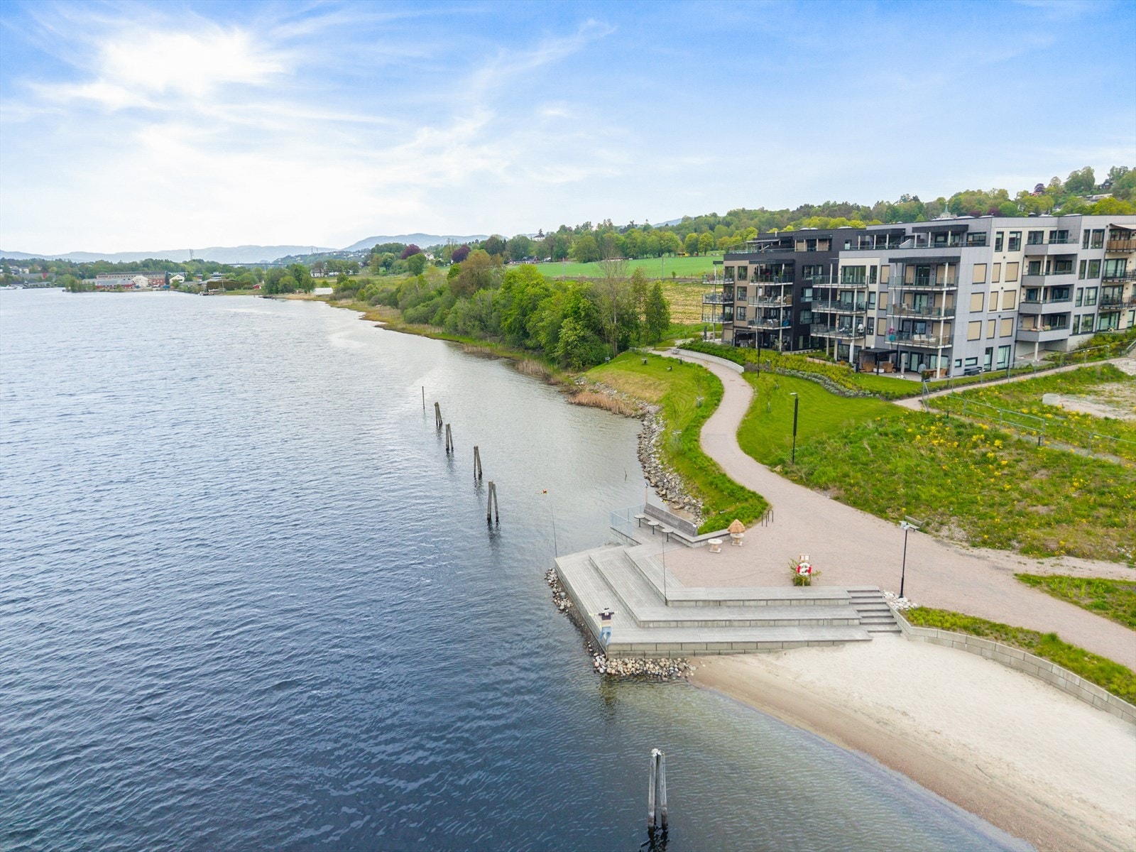 Ned mot Porsgrunnselva er det tillaget et flott uteområde med sittebenker og sandstrand.
Mellom boligbebyggelsen og elva er det en hyggelig kommunal gangsti. Galleribilde