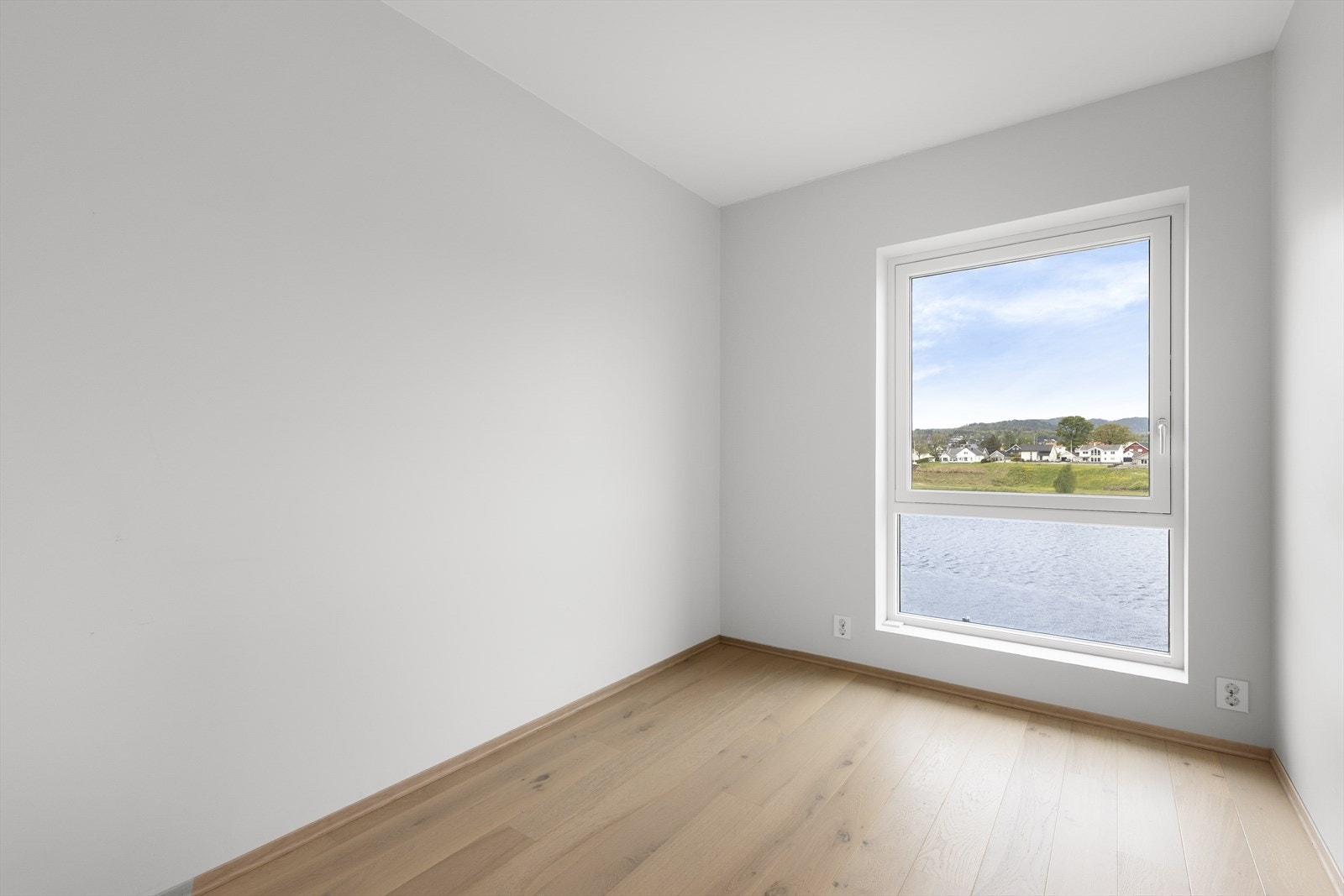Det er parkett på gulv og malte overflater på vegger. Galleribilde