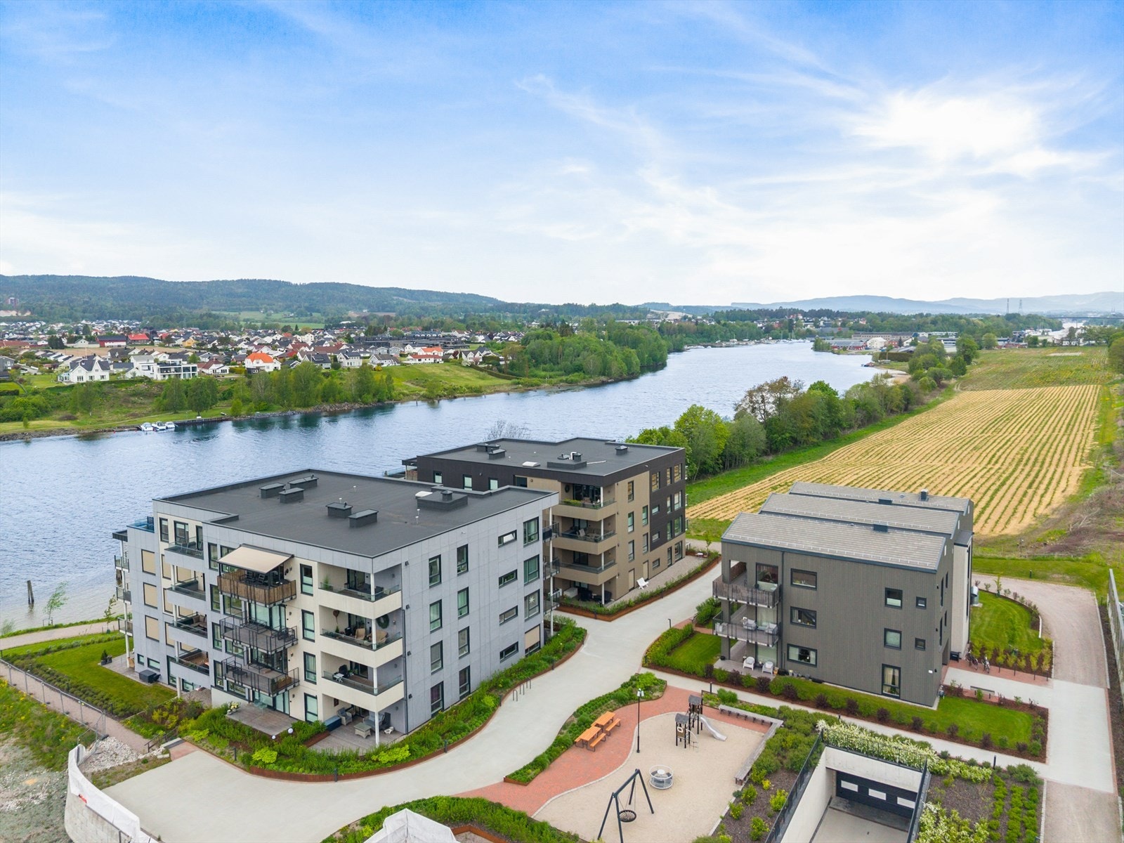 Osebakken Park er et nytt bolig- og rekreasjonsområde med et opparbeidet grøntområde ved elvepromenaden med gang- og sykkelforbindelsen til Porsgrunn. Galleribilde