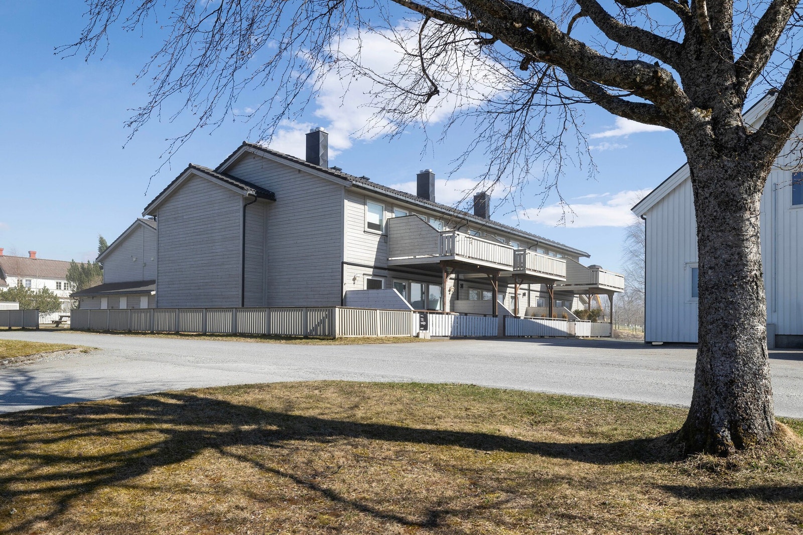 Stor terrasse på ca 20 kvm som er delvis overbygd. Her kan man nyte kveldssolen. Galleribilde