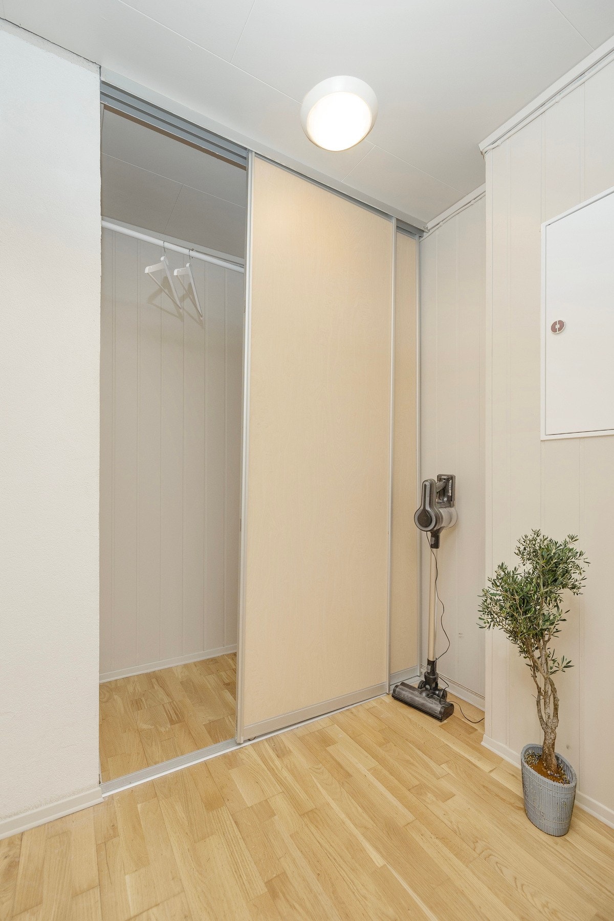 Praktisk bod med skyvedørsgarderobe Galleribilde