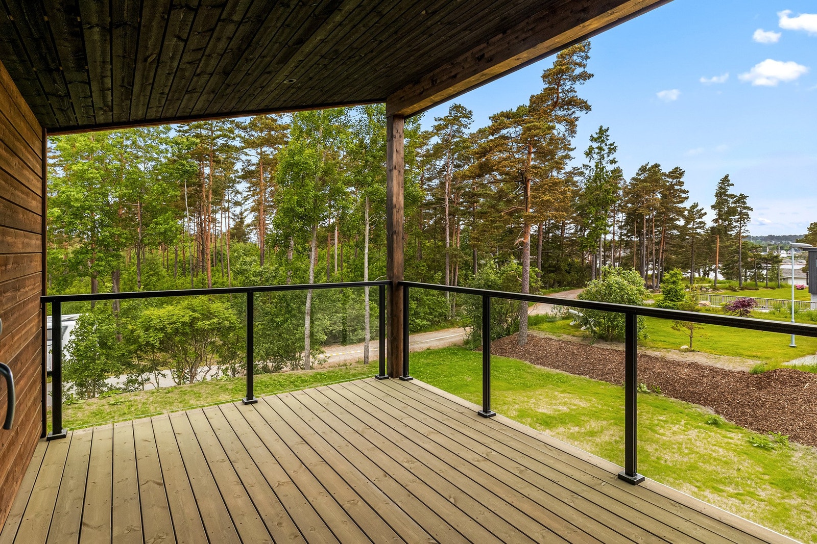 Fra andre etasje har man utgang til balkong både mot øst og mot vest. Mot vest kan man i tillegg skimte vannet gjennom trærne. Galleribilde