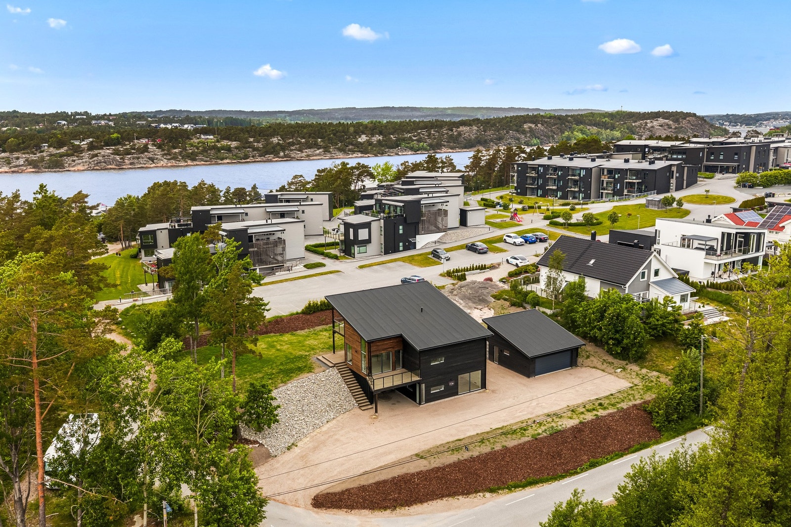Boligen ligger like ved vannet og med kort vei inn til sentrum. Galleribilde