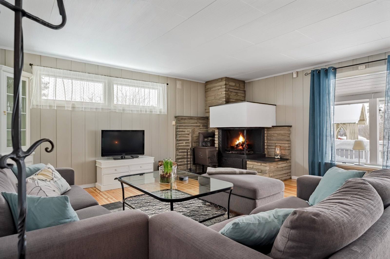 I hjørnet av stuen er det en koselig åpen peis som bidrar til ekstra hygge og en eldre vedovn som gir god varme. Det er også montert luft-til-luft varmepumpe som sørger for en god og jevn varme på vinterstid. Galleribilde