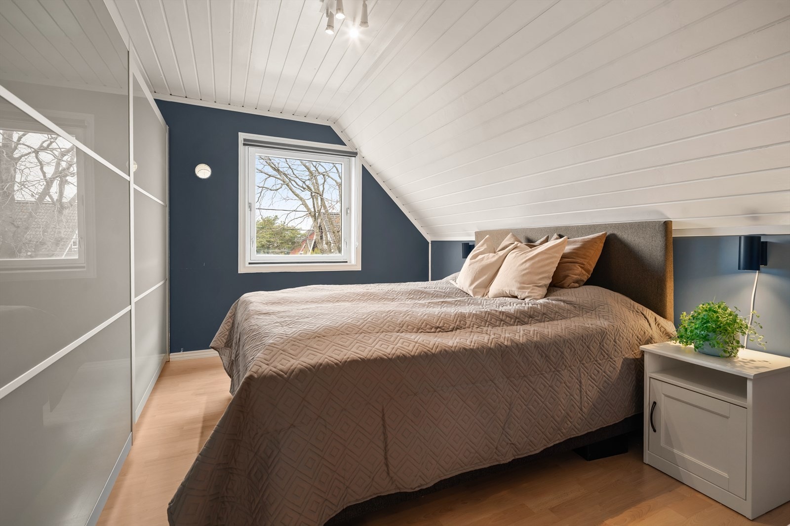 Soverom 1 har plass til dobbeltseng og har egen skyvedørsgarderobe. Galleribilde