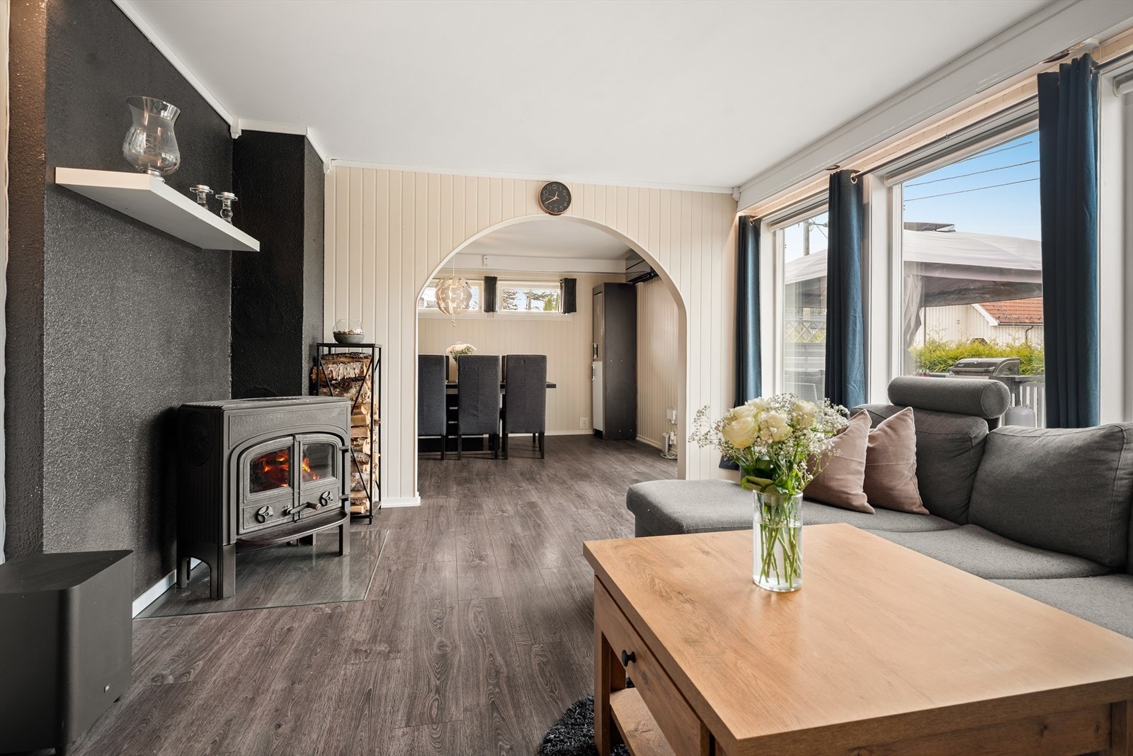 Stuen har en tradisjonell planløsning med peis som varmer opp kalde dager. Galleribilde