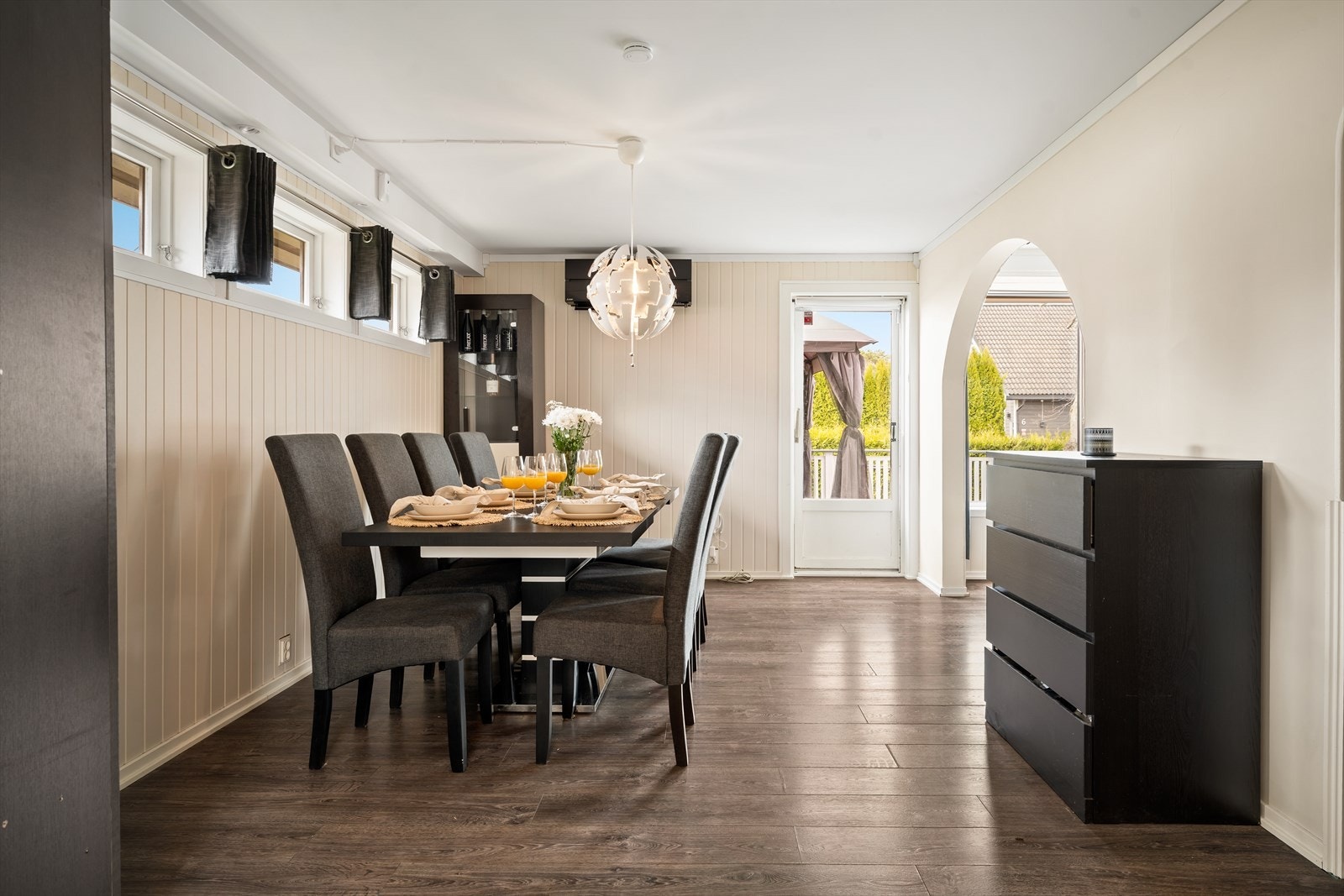 Fra spisestuen er det utgang til en vestvendt veranda. Galleribilde