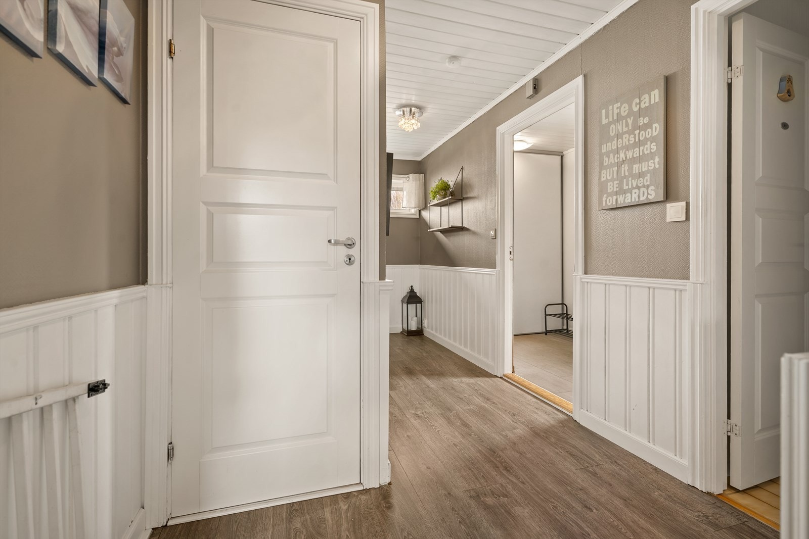 Fra gangen er det trapp ned til kjelleren og inngang til toalettrom. Galleribilde