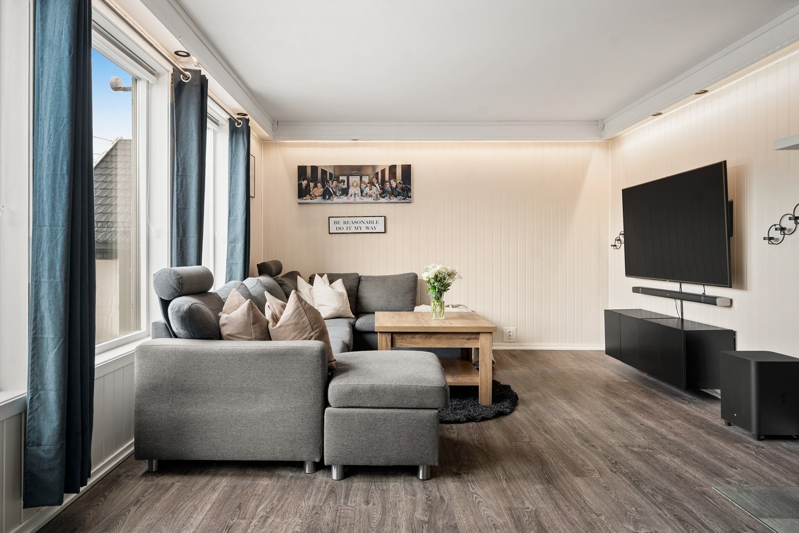Stuen har parkett på gulv og spotter rundt taket. Galleribilde