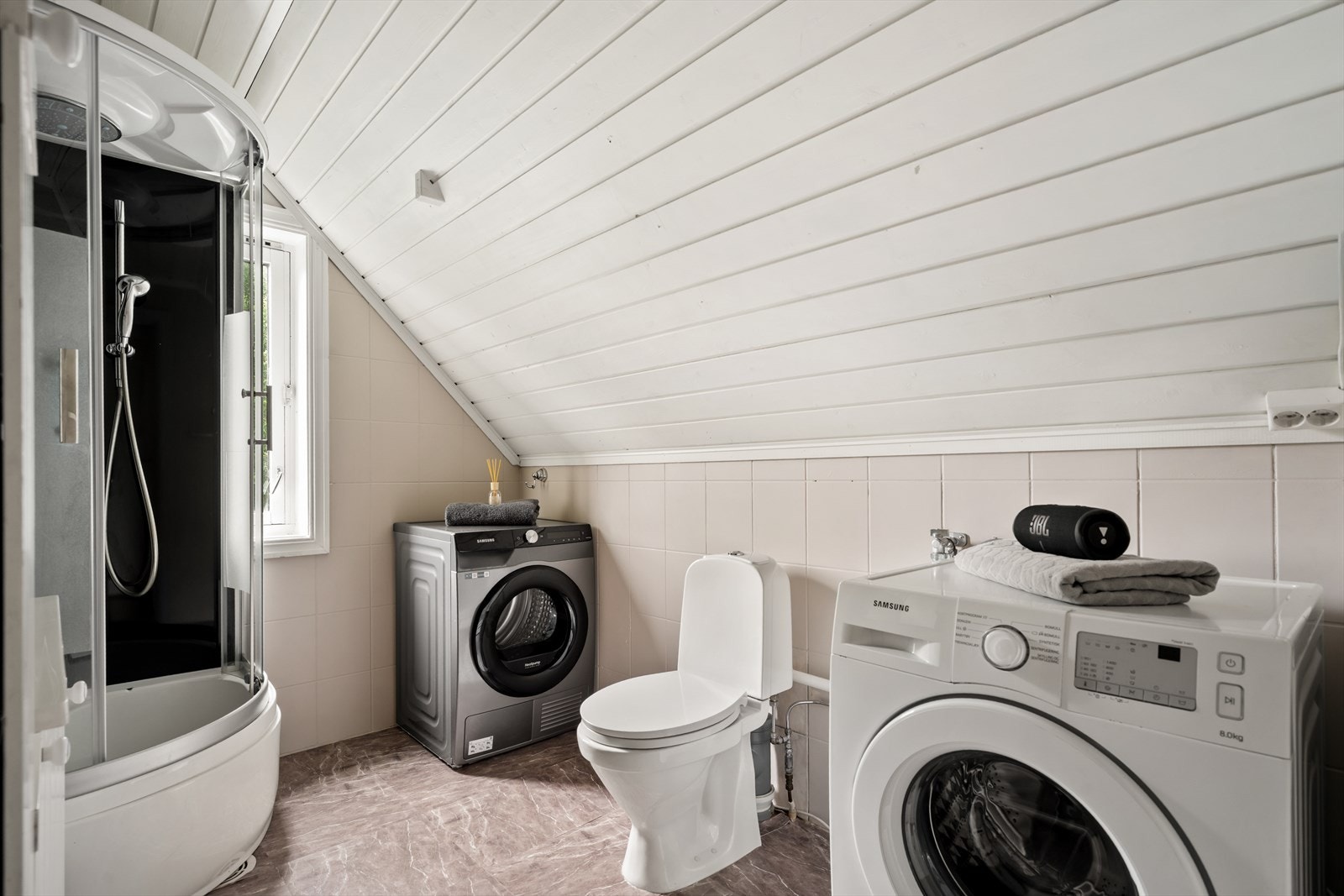 Det er foretatt hulltaking og ikke påvist fukt på badet. Galleribilde