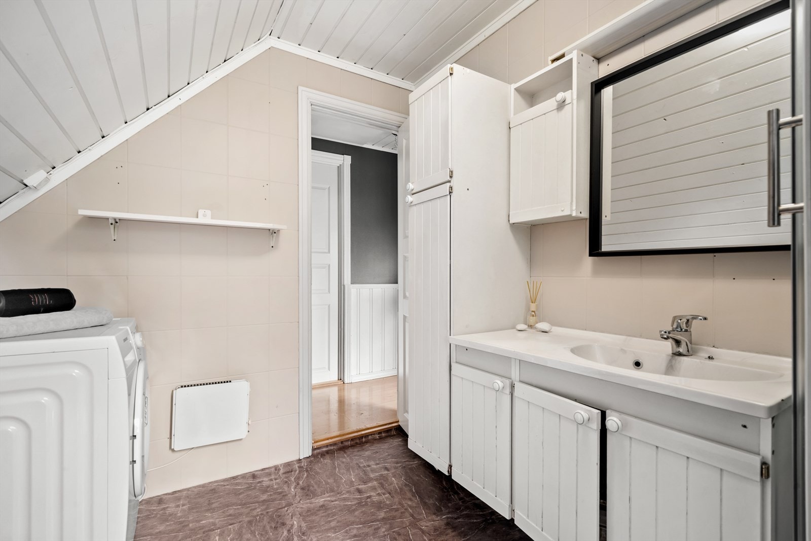 Gode oppbevaringsmuligheter på badet Galleribilde