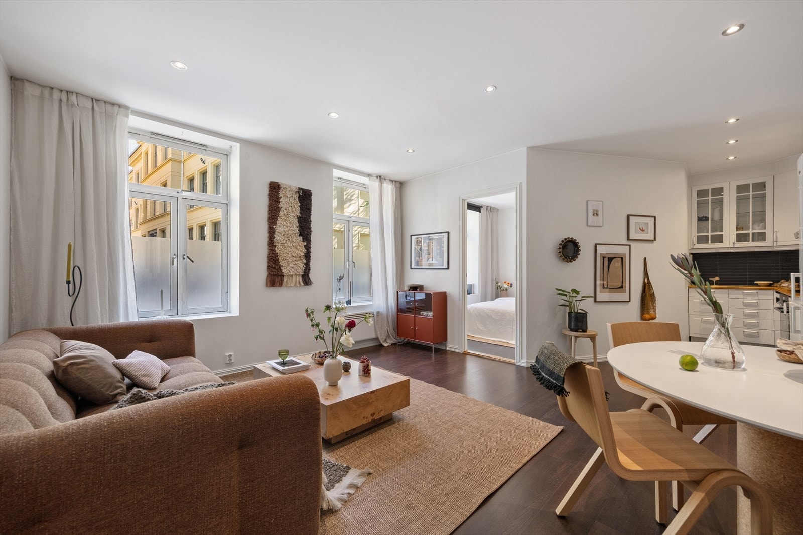Romslig og lys stue med god plass til både stor sofagruppe og spisebord. Galleribilde
