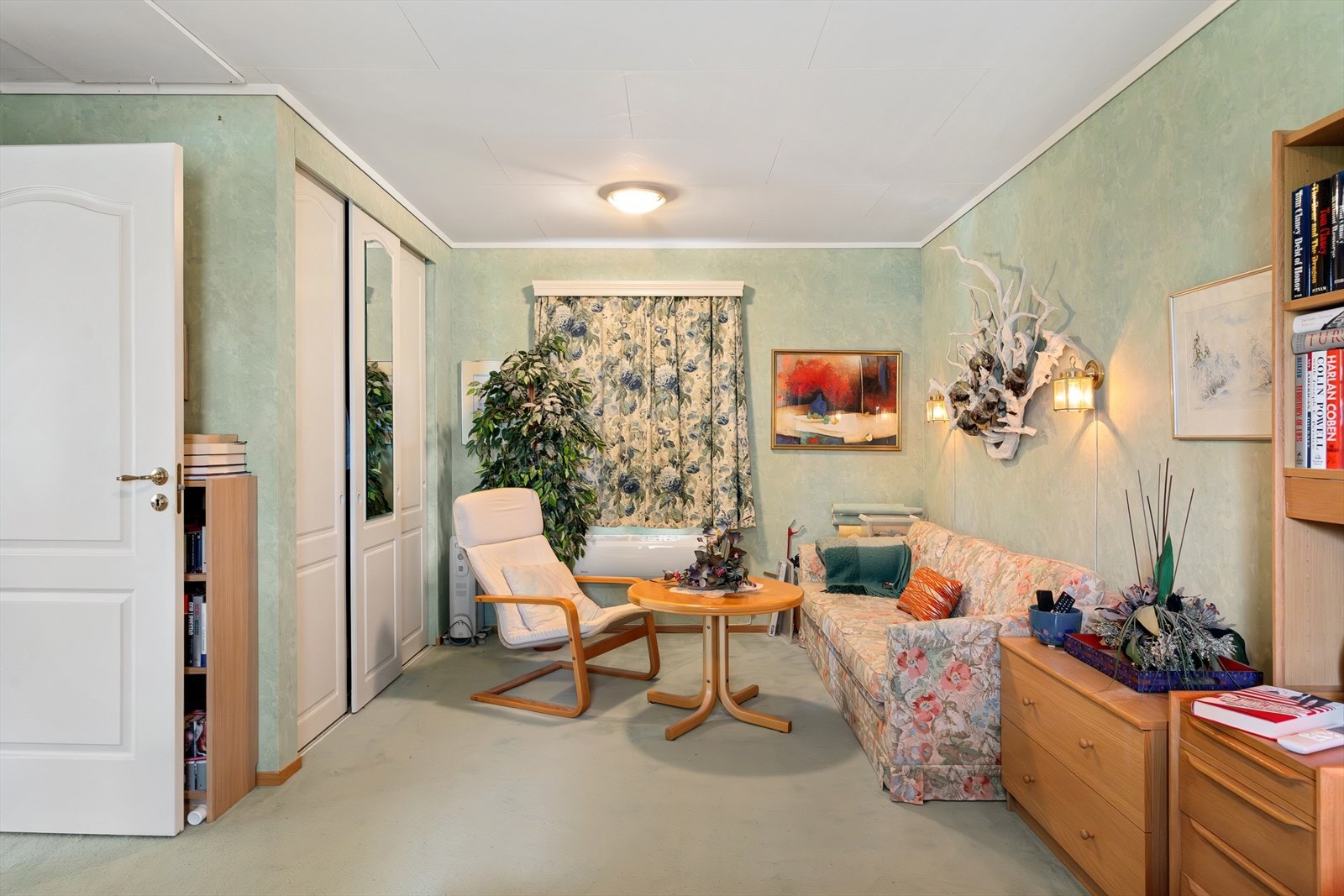 Praktisk skyvedørsgarderobe gir rikelig med oppbevaringsplass. Galleribilde