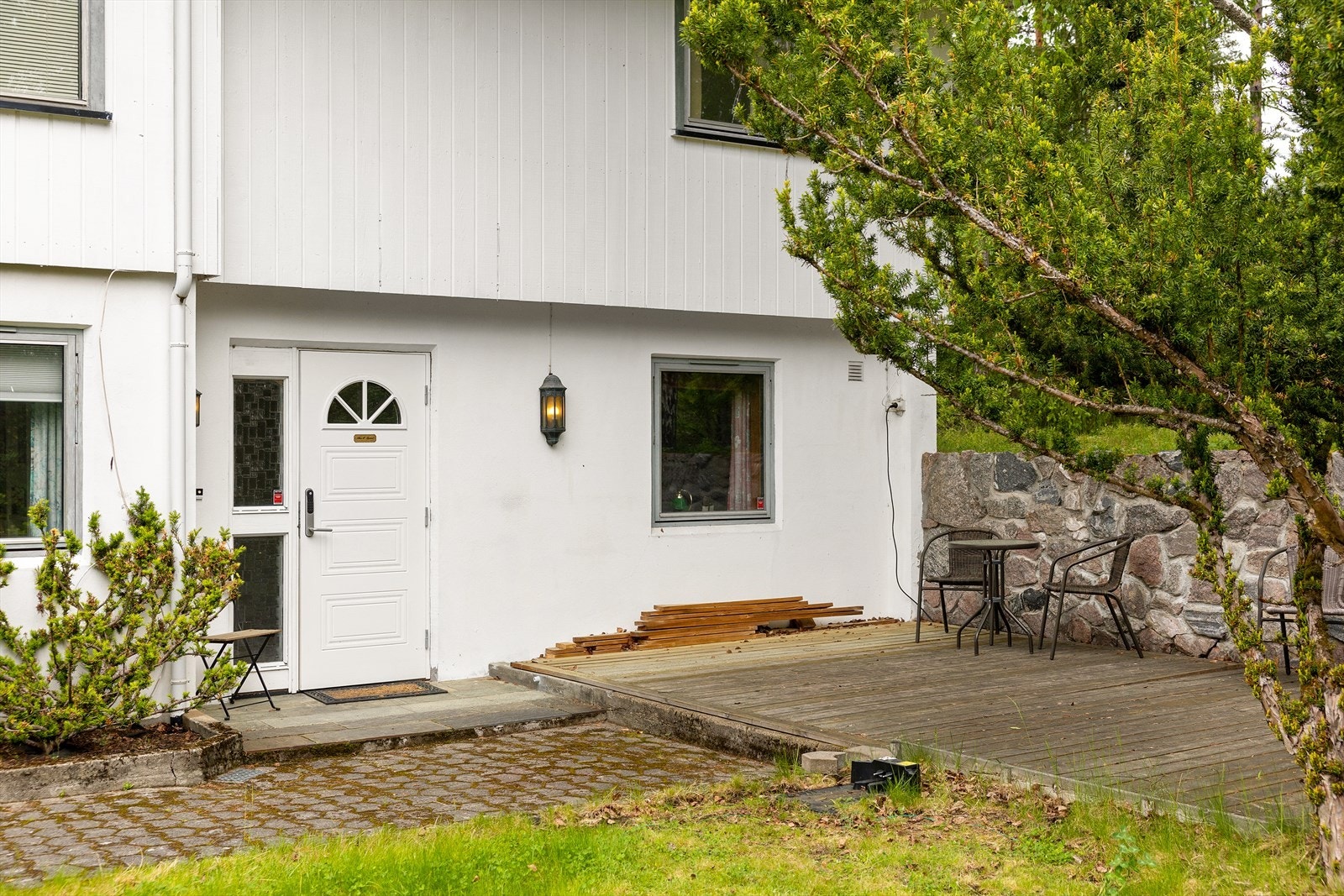 Ved inngangspartiet er det en platting på ca.19kvm. Galleribilde