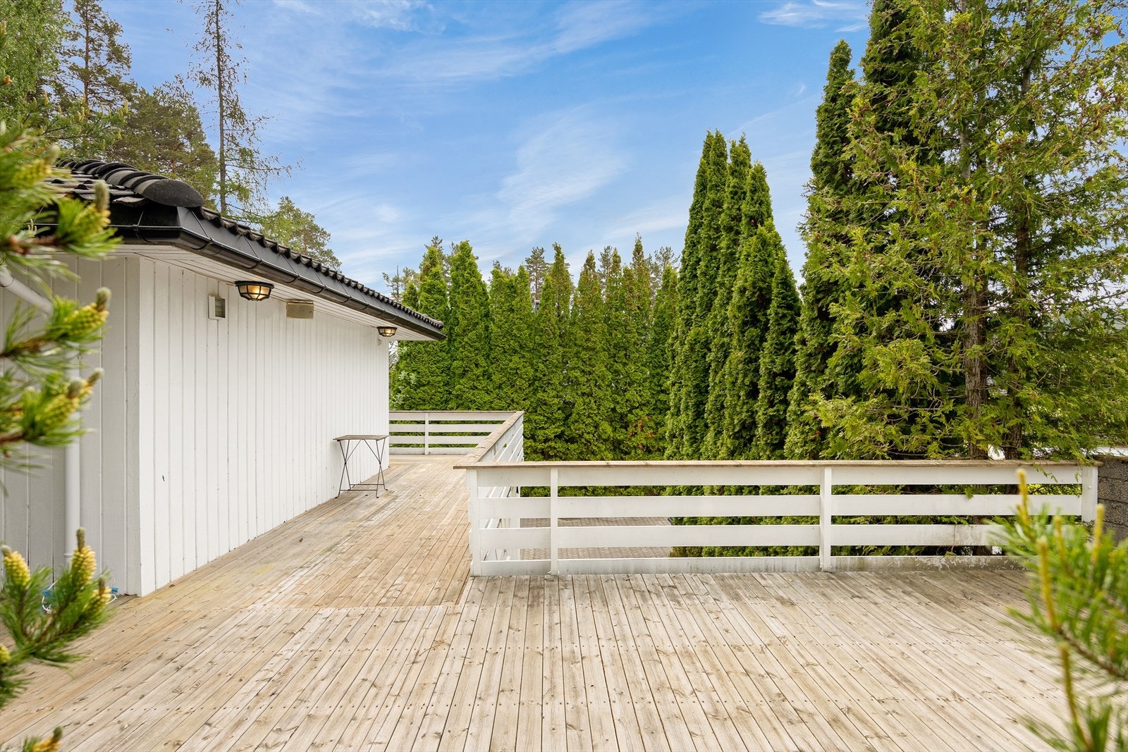 Terrassen har plass til flere sittegrupper og grillområde. Galleribilde