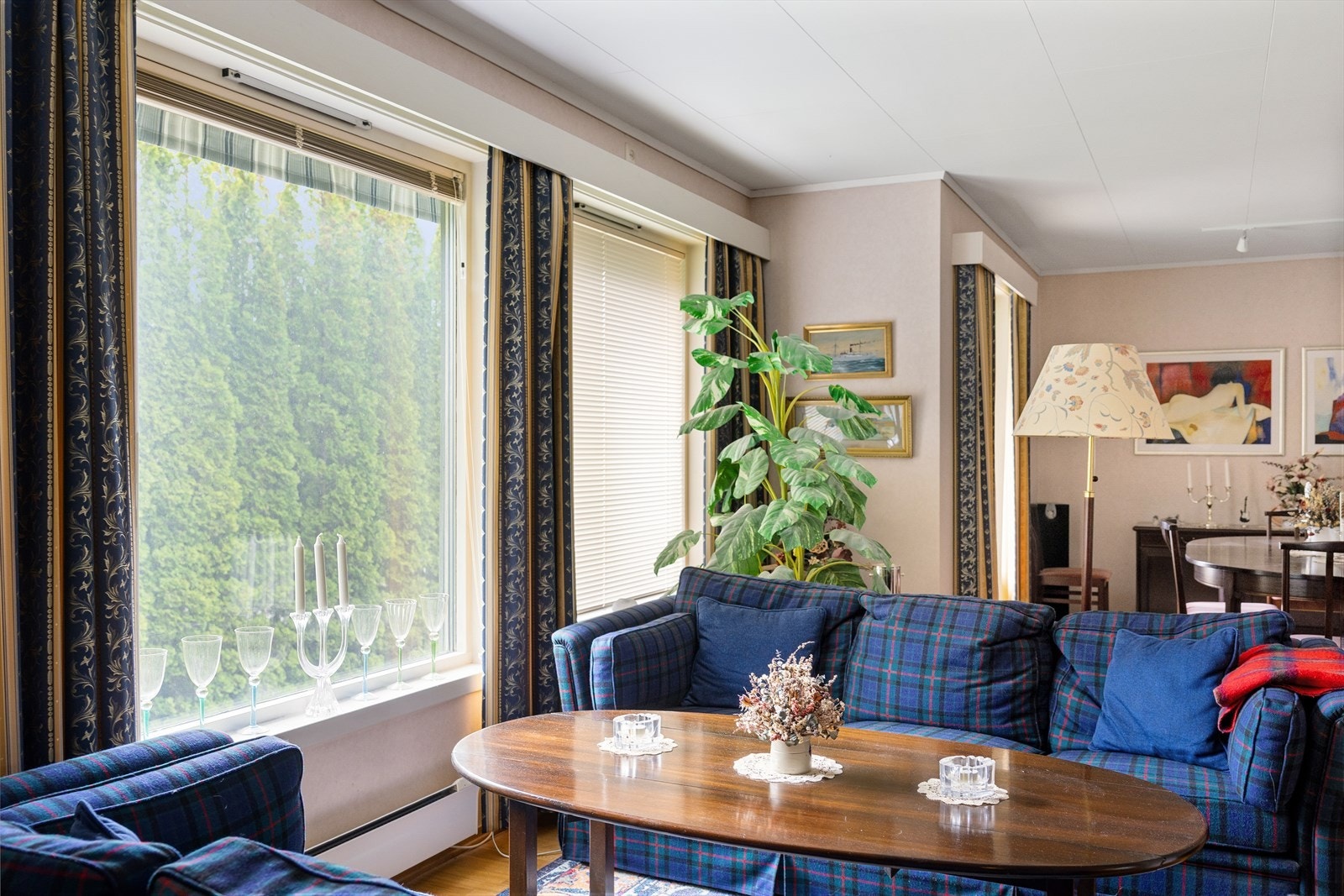 Store vindusflater som gir rikelig med naturlig lys! Galleribilde