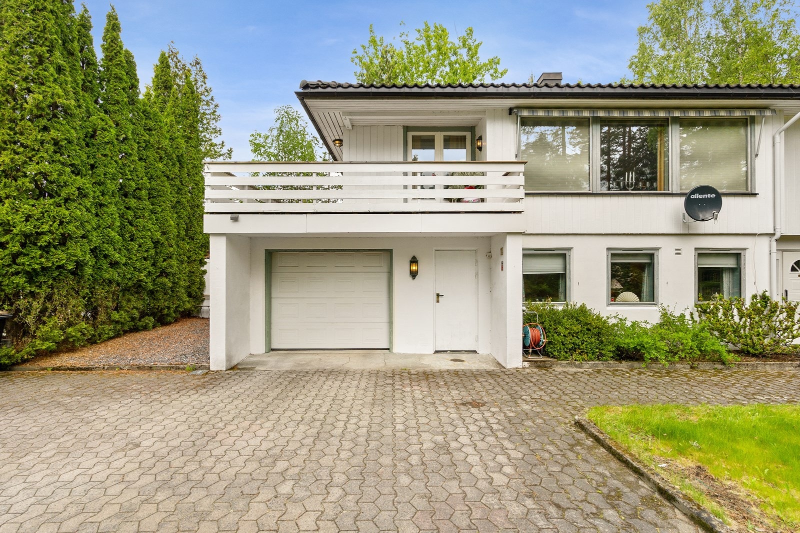 Parkering i garasje med ellader, eller i egen gårdsplass. Galleribilde