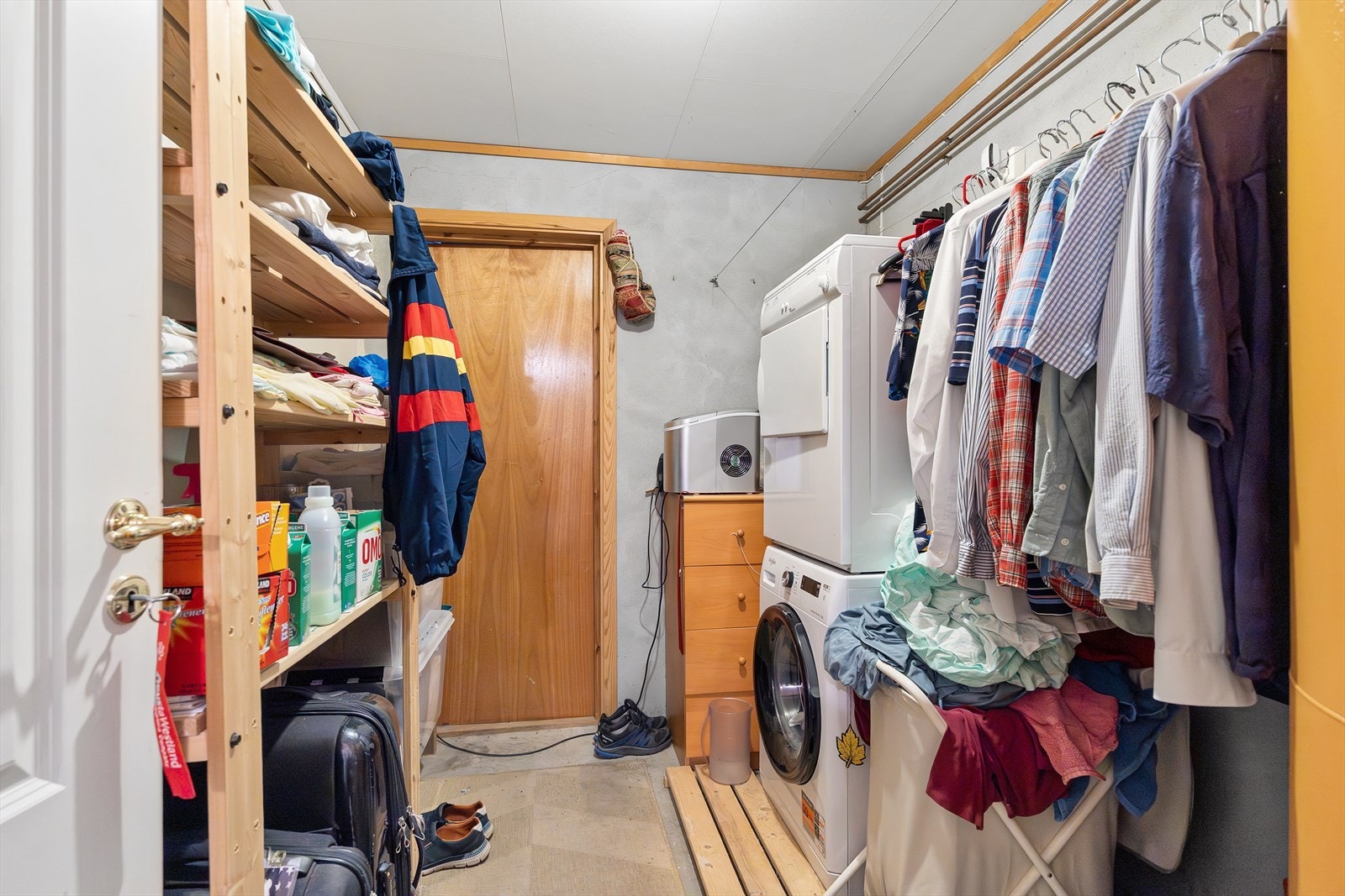 Boligen har eget vaskerom med opplegg for vaskemaskin og tørketrommel, samt. ekstra oppbevaringsplass. Galleribilde