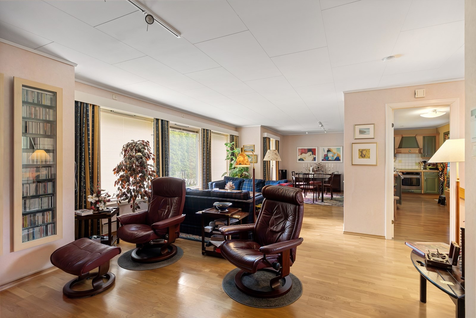 Lys og romslig stue med god plass til både sofagruppe, TV-møblement og spisebord. Galleribilde