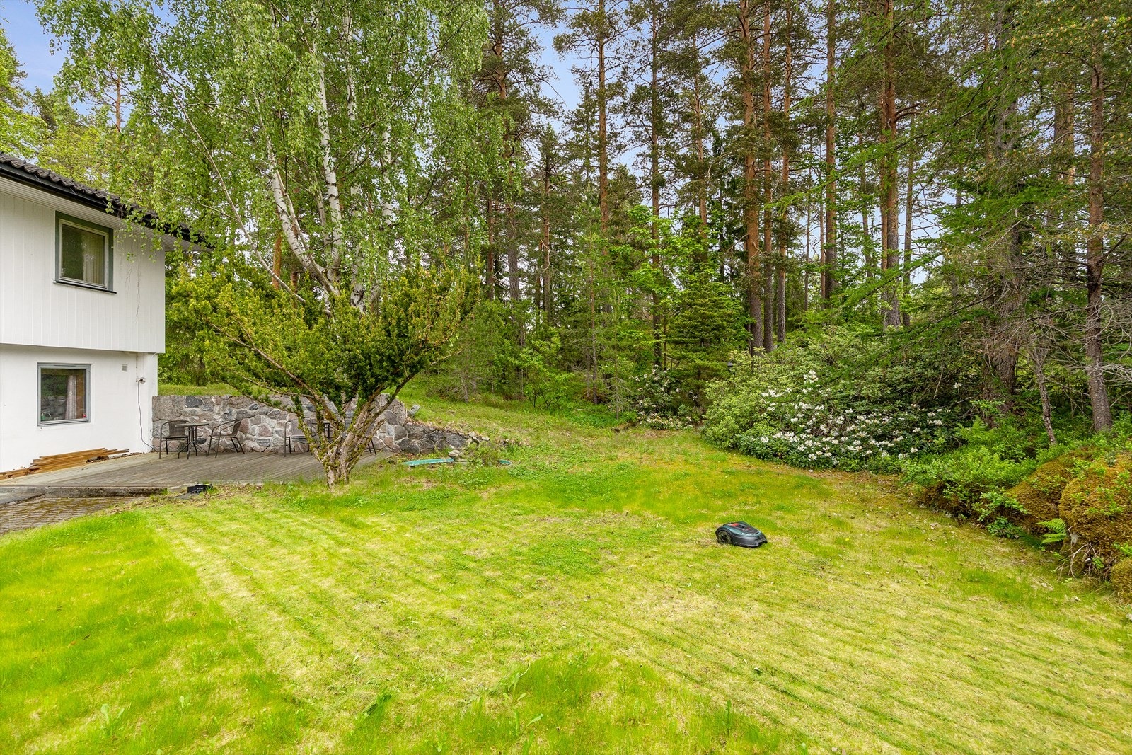 Flott hage på fremsiden av huset. Galleribilde