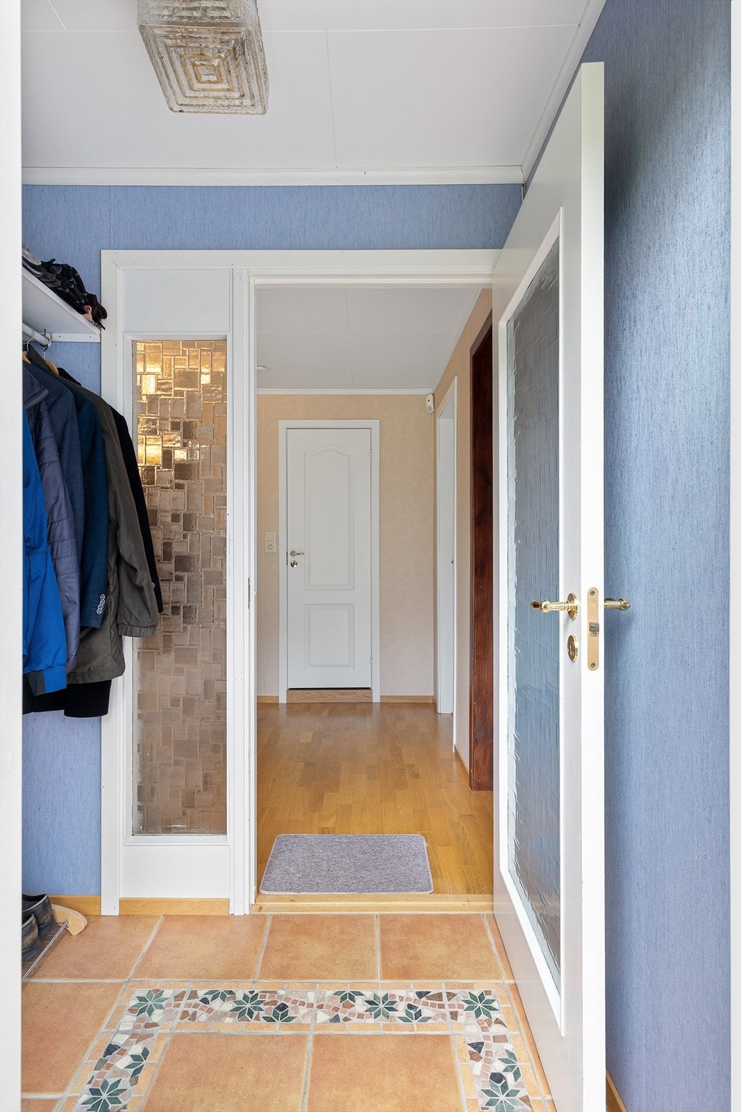 Velkommen inn! I vindfanget er det plass til oppbevaring av yttertøy og sko. Galleribilde