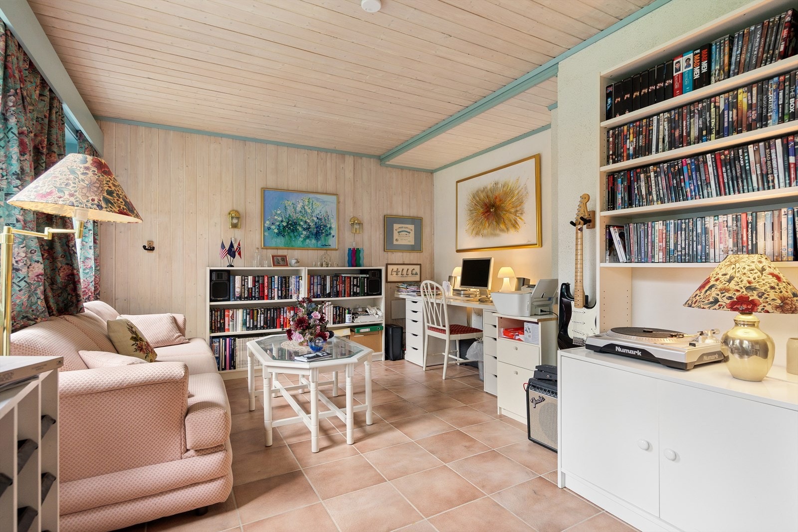 Her er det god plass til sofagruppe, arbeidsplass og oppbevaringsløsninger. Galleribilde