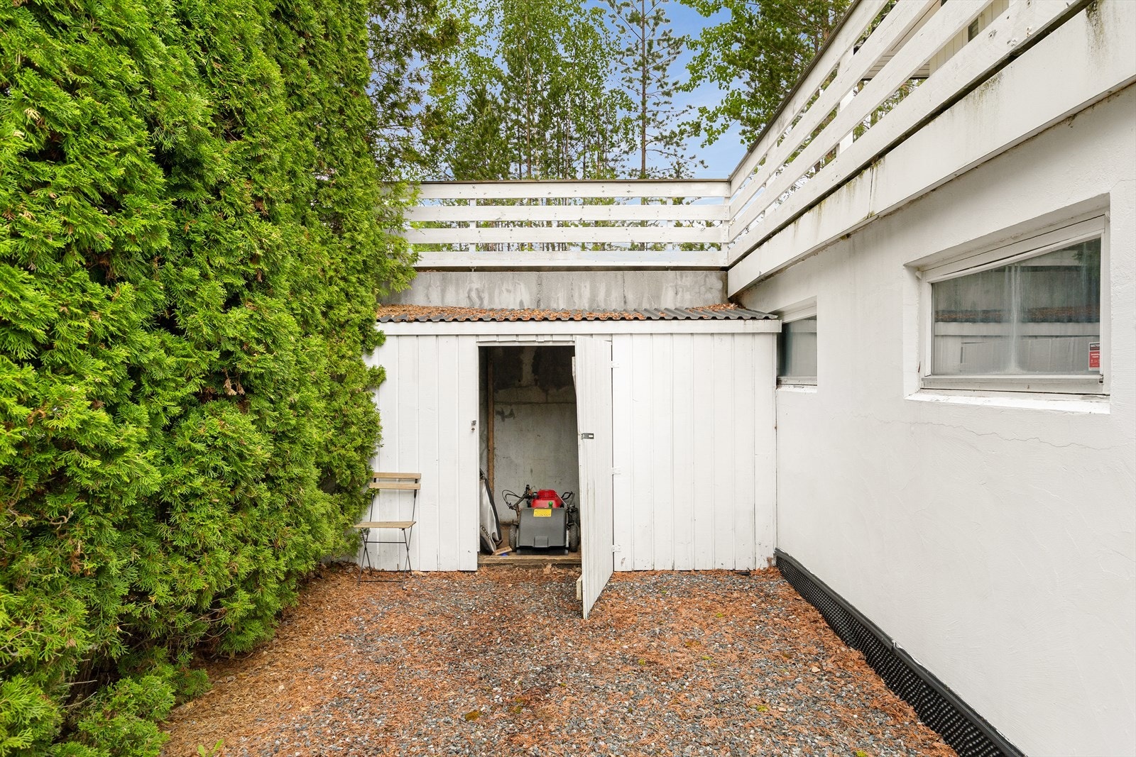Praktisk utebod - perfekt for snøfreser og gressklipper. Galleribilde