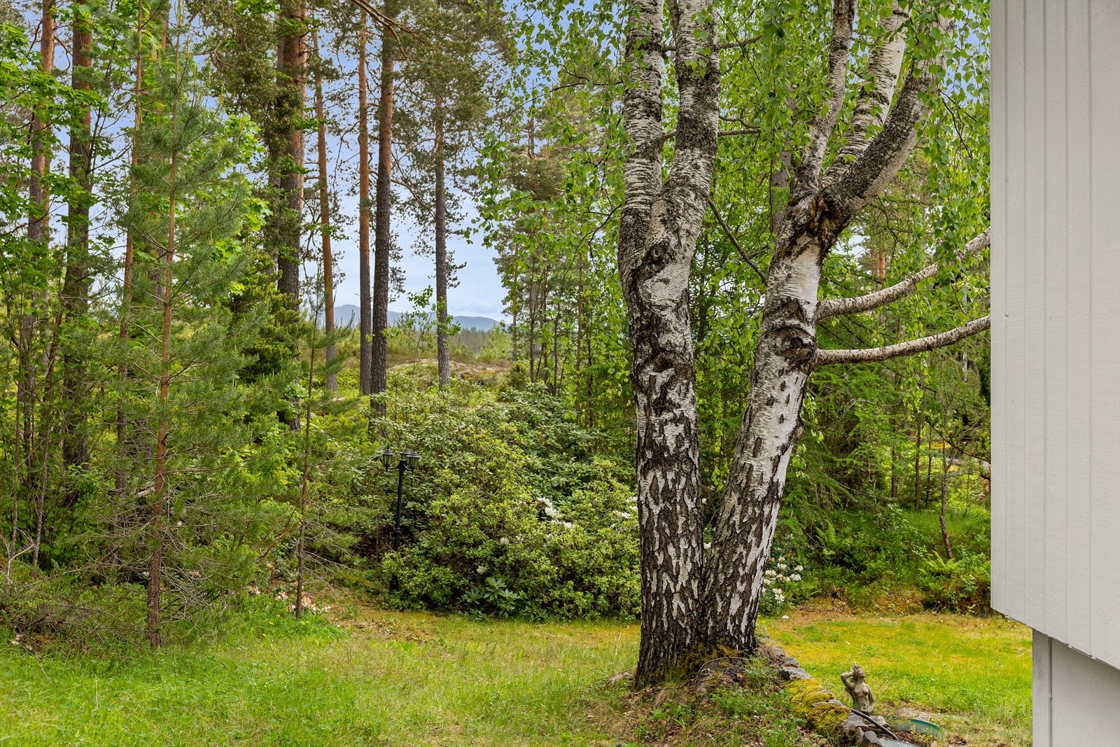 Boligen har en fantastisk intern beliggenhet i nabolaget, og har skogsområde i bakkant. Galleribilde