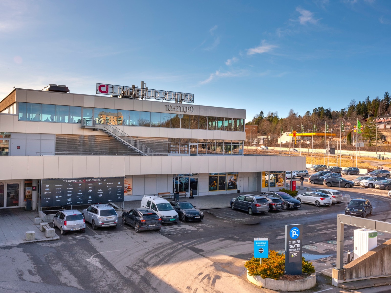 Linderud Senter er kun en kort spasertur unna, og har i dag 60 butikker med et bredt utvalg av servicetilbud, dagligvare og helsetilbud. Galleribilde