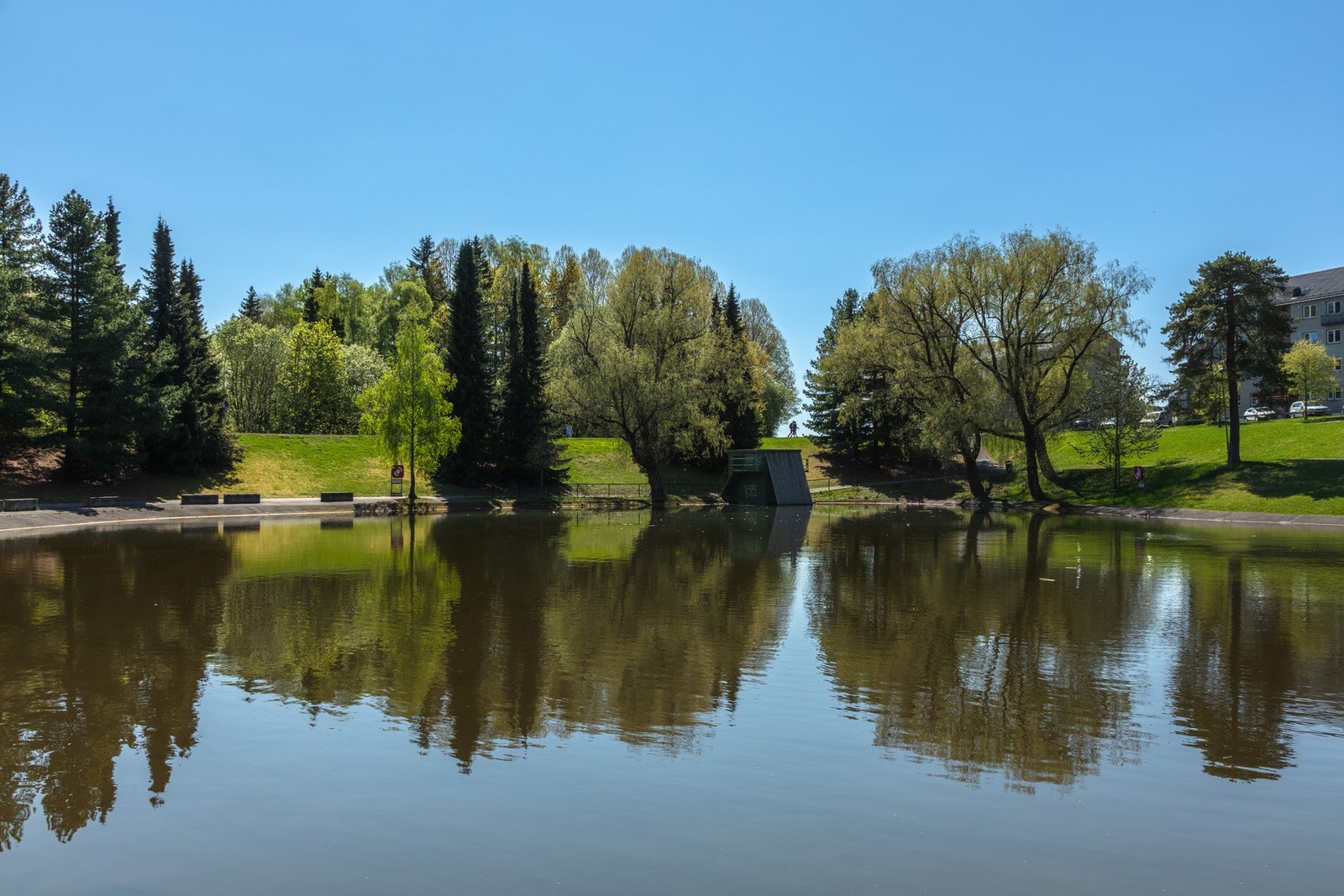 Årvolldammen | Årvolldammen er et av Groruddalens mest populære badesteder og egner seg godt for både avslapning og bading på herlige sommersdager! Galleribilde
