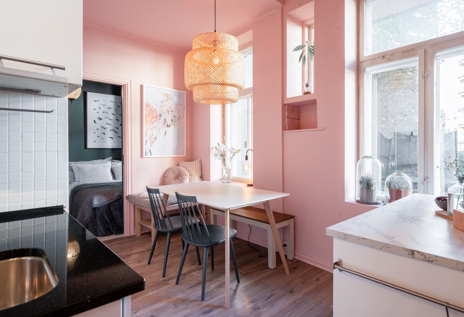 Kjøkkenet og soverommet er vendt ut mot rolig bakgård. Galleribilde