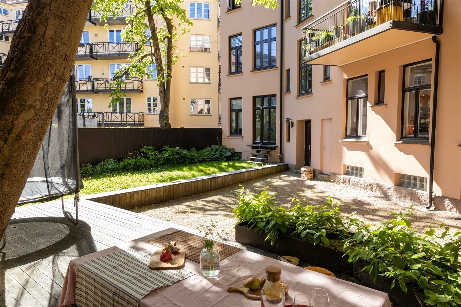 Få trappetrinn via bakdør fra leiligheten tar deg ut i den flotte bakgården til borettslaget som er pent opparbeidet med beplantning, grill og sittegruppe. Galleribilde