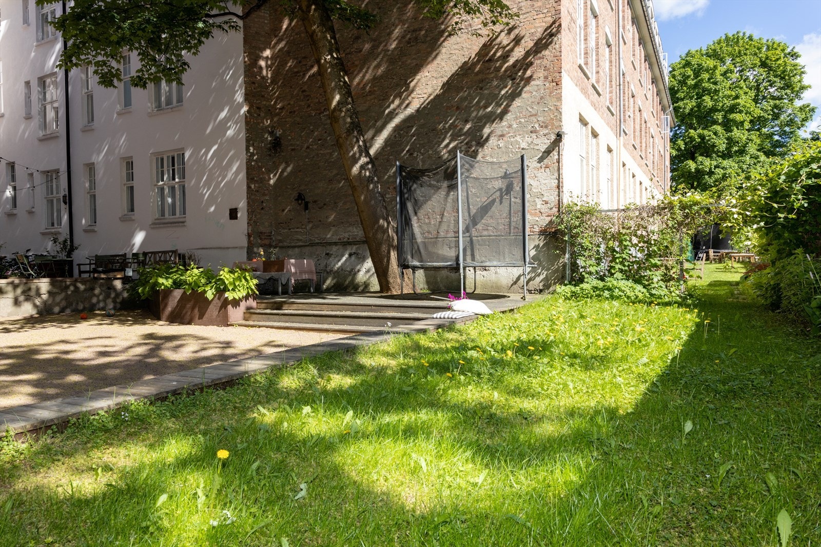 Bakgård - perfekt for grilling og lek Galleribilde