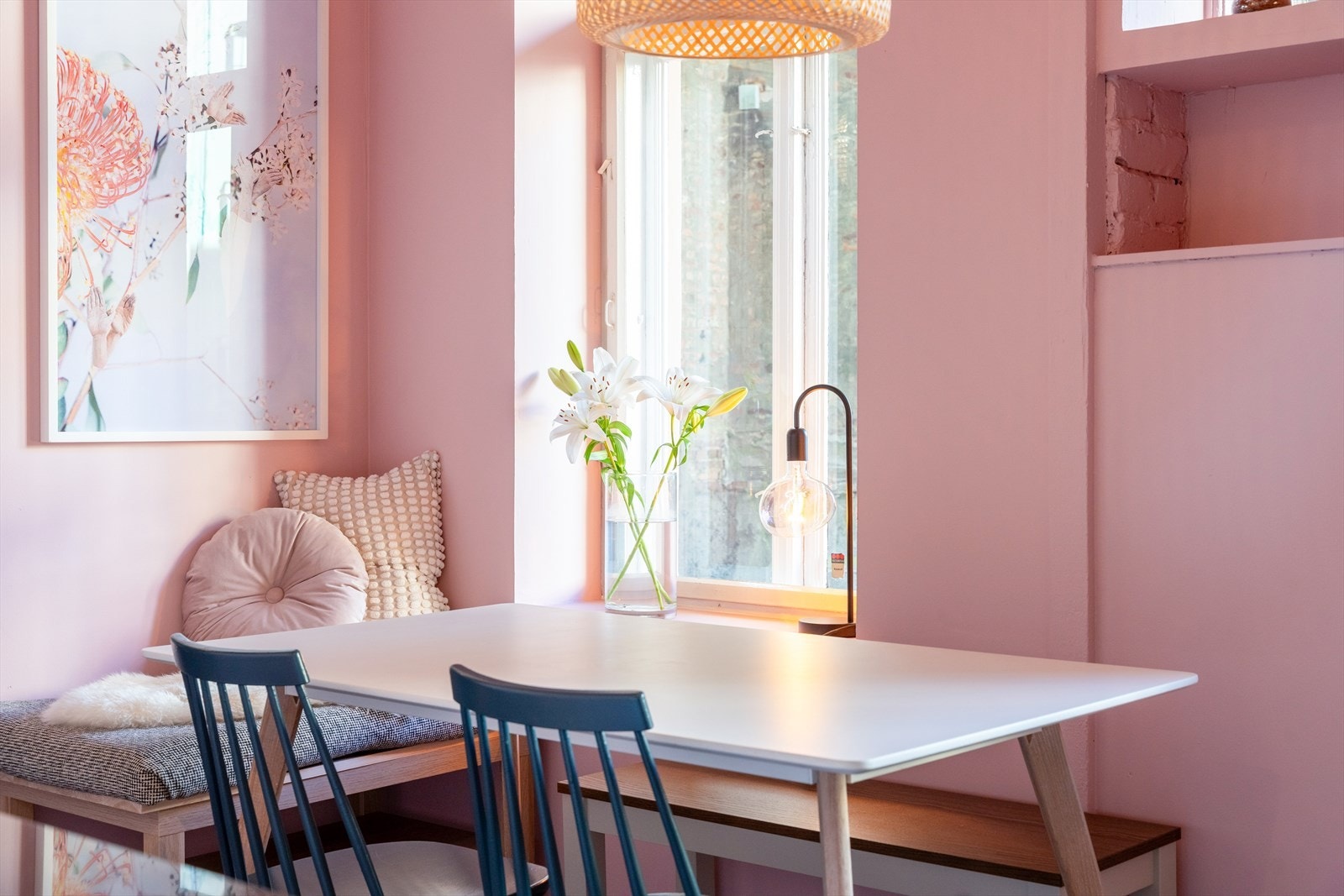 Kjøkkenet har store vindusflater som gir godt med naturlig lysinnslipp. Galleribilde