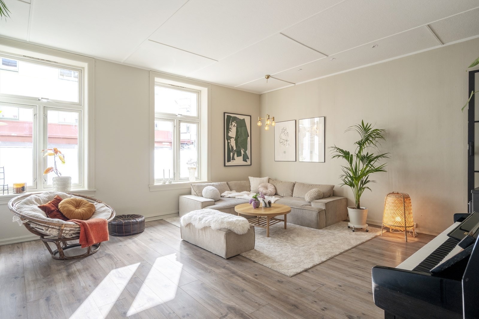 Lys åpen stue med store vindusflater som gir godt med naturlig lysinnslipp. Galleribilde