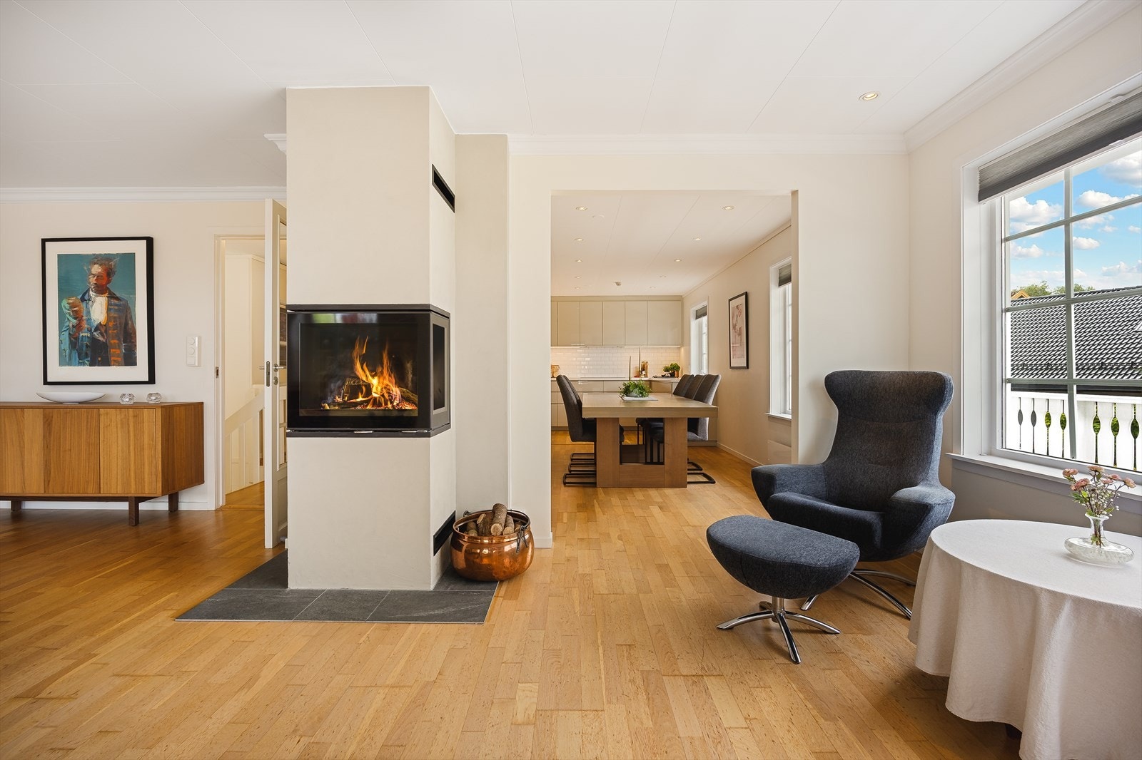 Boligen har en stilfull peis i stuen som skaper en lun og hyggelig atmosfære. I tillegg er det varmepumpe som bidrar til effektiv oppvarming. Galleribilde