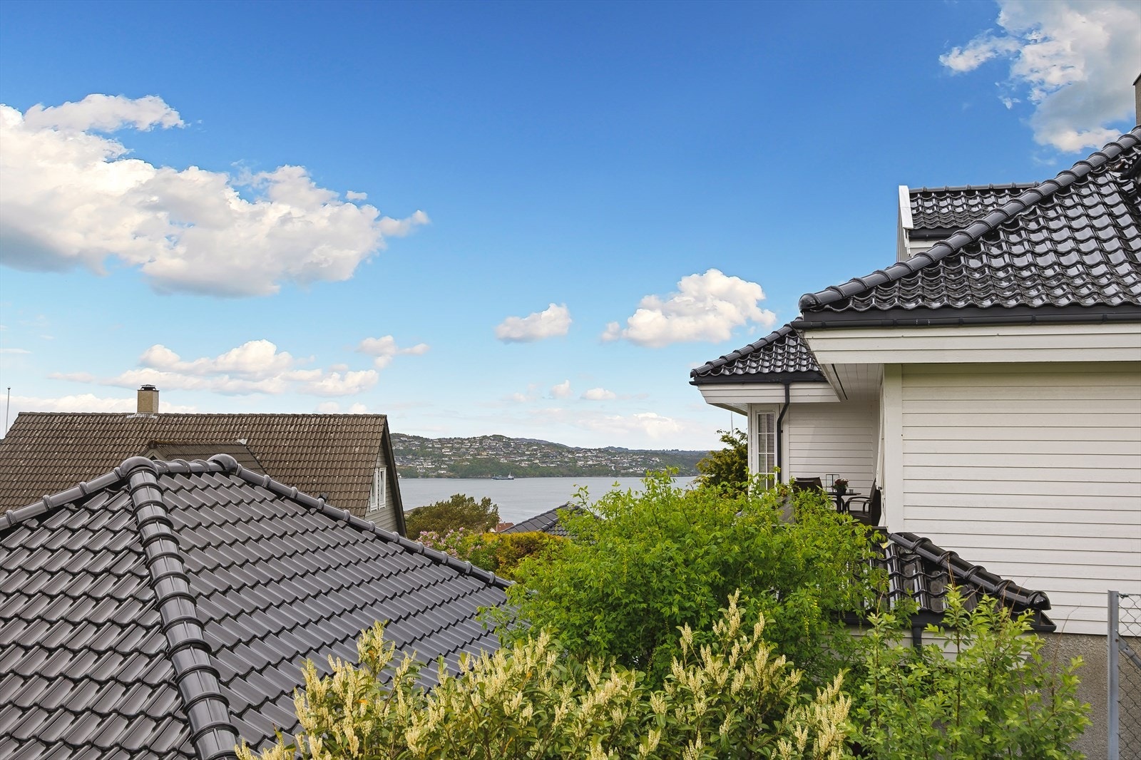 Daglige gjøremål er enkelt tilgjengelig med kort avstand til dagligvarebutikker, Vestkanten Storsenter, gode kollektivforbindelser og flotte turmuligheter i nærliggende naturområder. Galleribilde