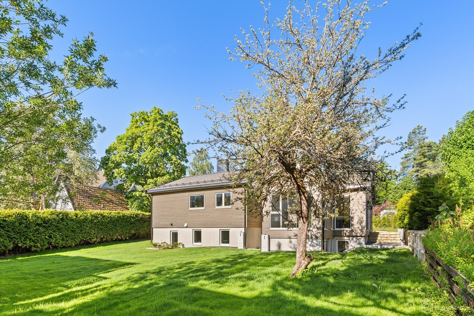 Stor og solrik hage (tomtegrensen går midt mellom enhetene. Se utomhusplanen) Galleribilde