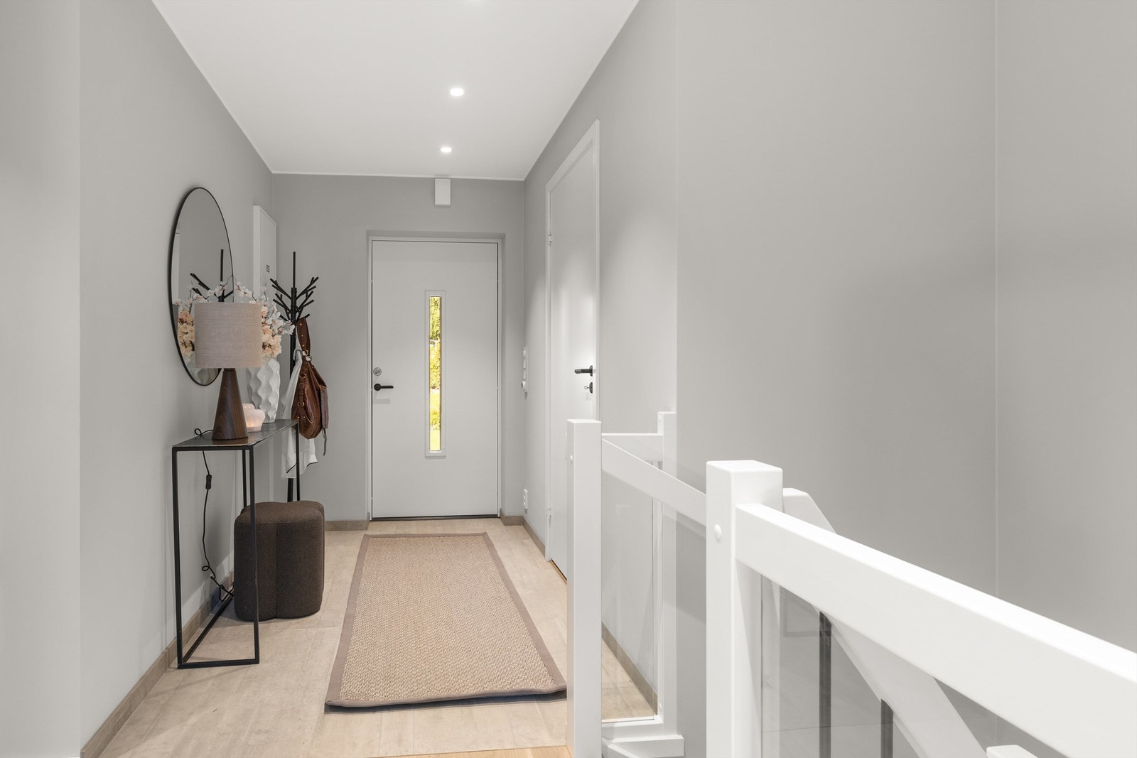 Entré med gulvfliser med varmekabler og downlights i himling. Ny ytterdør i 2025 Galleribilde