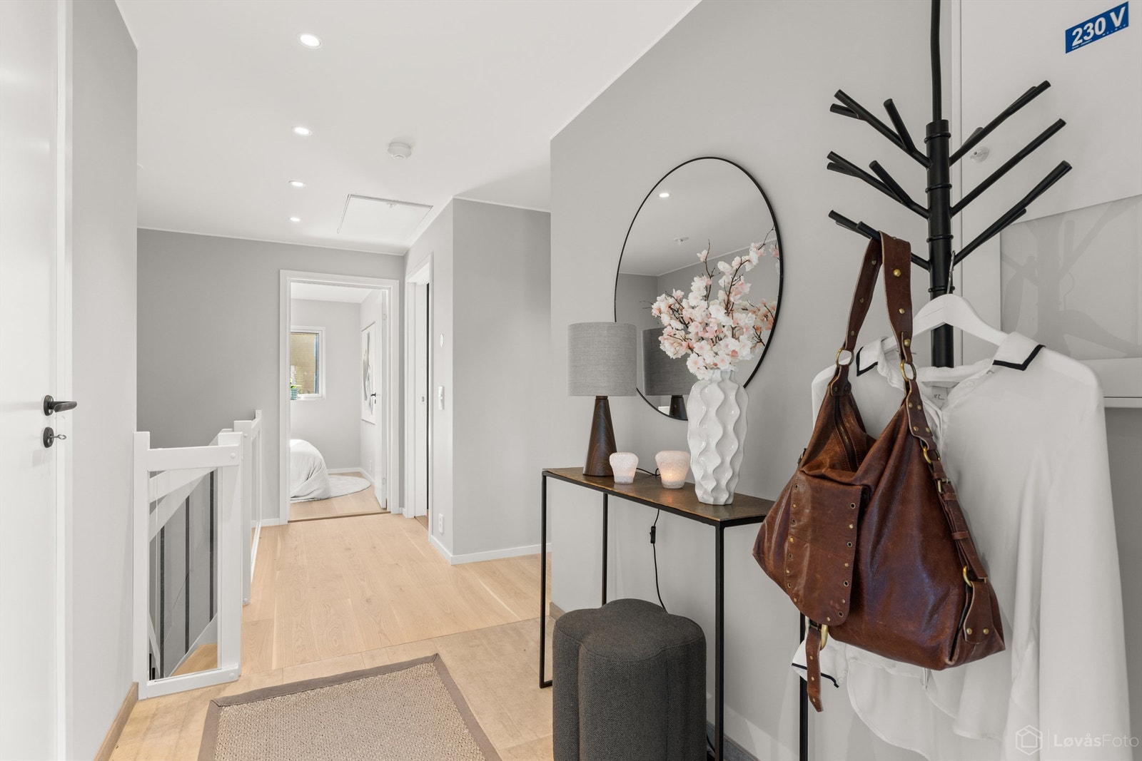 Entré og trappegang. Adkomst til lagringsloft via takluke med nedfellbar stige Galleribilde