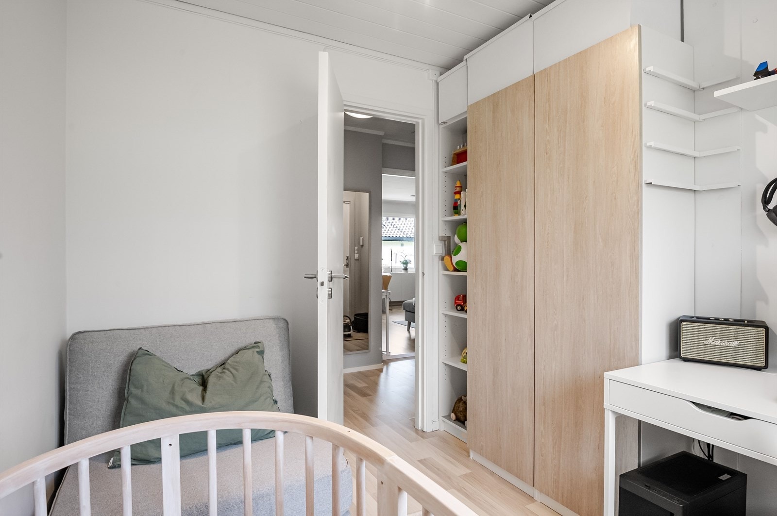 På soverommet er det plass til både seng og kontorpult, samt oppbevaringsplass i medfølgende garderobeskap. Galleribilde