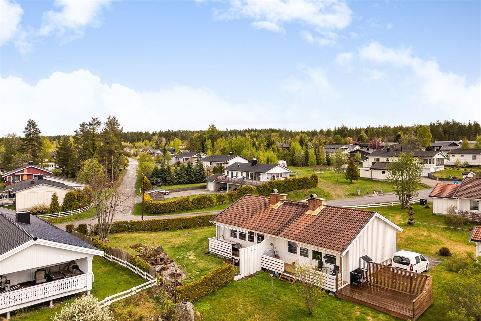 Nærheten til friluftsområdet Svartholtet for fot- og sykkelturer. Svartholtet har også oppkjørte skiløyper på vinterstid, samt løyper opp til Svenkerudvollen med betjent hytte. Kort vei til Norsk Skogmuseum ved Glomma med flere forskjellige aktiviteter. Galleribilde