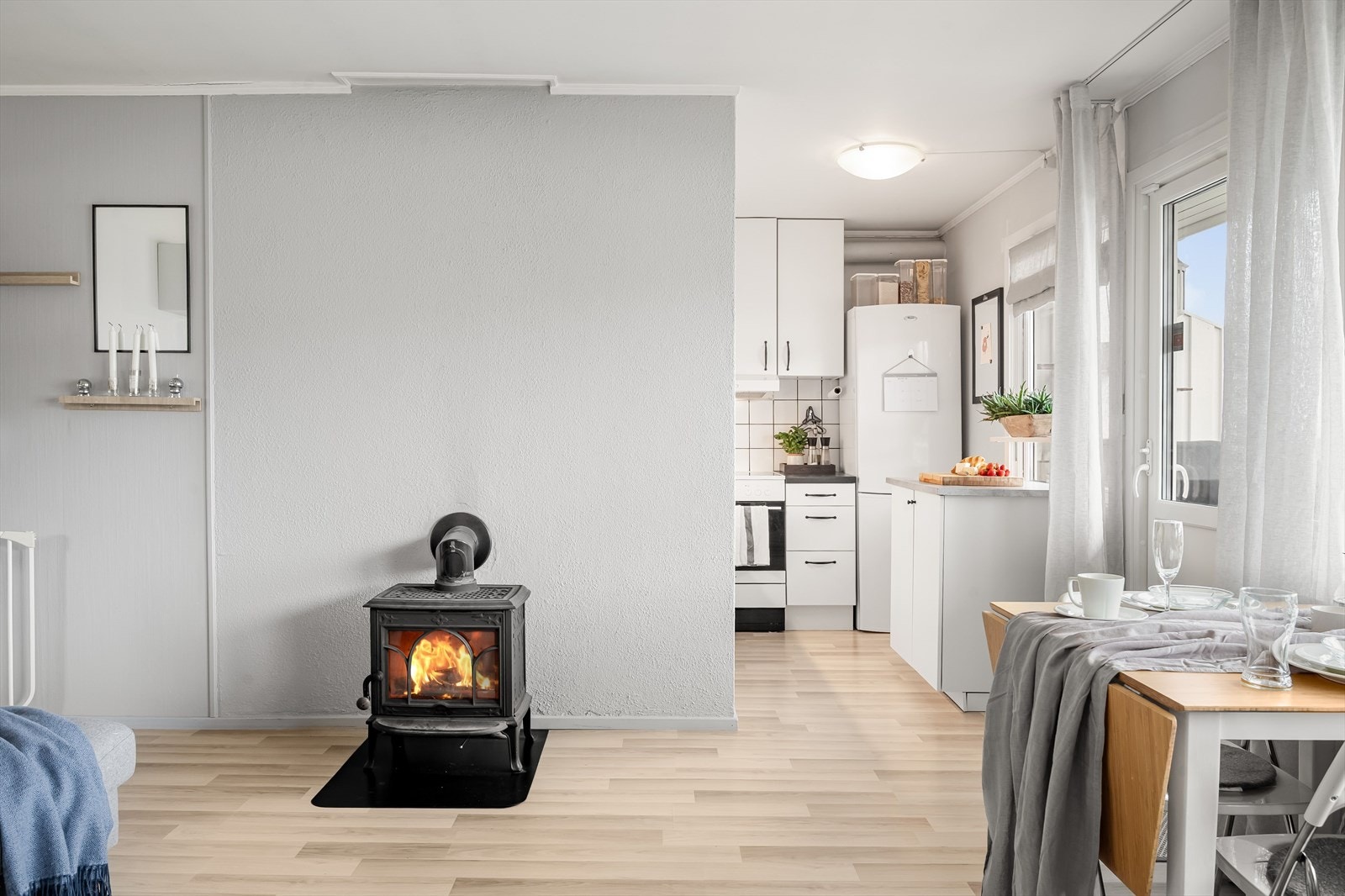 Kjøkkenet ligger i en fin delvis åpen løsning med stuen, naturlig tilbaketrukket, men likevel åpent og sosialt. Galleribilde