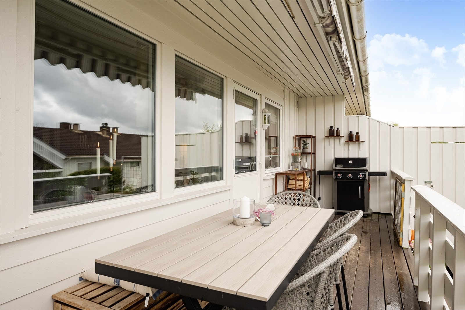Fra stuen har du utgang til en fin og solrik vestvendt terrasse på ca. 13m². Beliggenheten mot vest sørger for gode solforhold på ettermiddag og kveld. Galleribilde